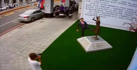 踹慰安妇铜像日本人终于回应 辩称因腿麻才伸脚