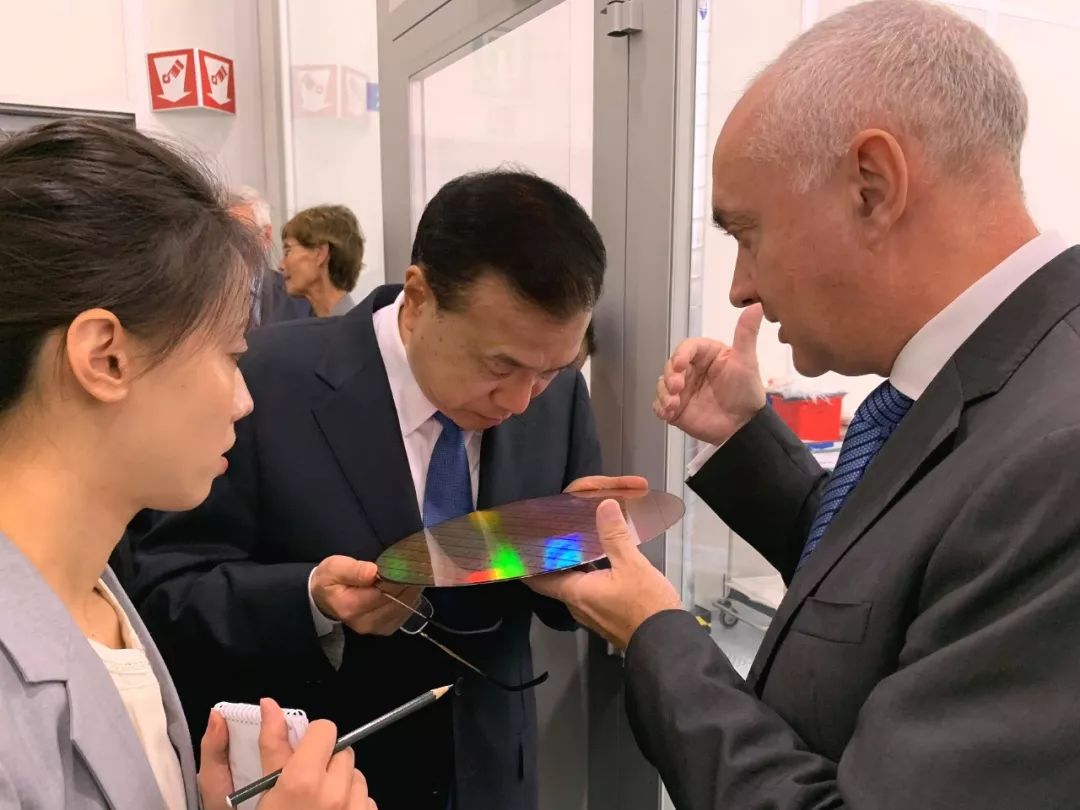 什么芯片,让李克强摘下眼镜端详了这么久