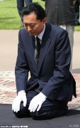 日本前首相鸠山由纪夫跪地悼念抗日义士