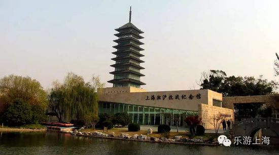  ¹ݿź󣬽СһսѪչչ߲֣ͼƬΪʵƬǧսʱĵġսܽ飬սǰ˫ľµͼٱ顢νӰƬԼеɻձȣ󲿷Ϊ״ζ⹫ͬʱҡܼκɽԪƵȾĴ14սƷ⡢绥ֶԼý嵼ϵͳȫλԭһսʷò