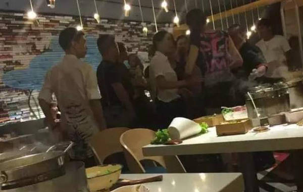 24ݵŮʿСͼһԻڼ䣬һзԱȴַܾ΢̬ȲûãзԱͻȻһˮӭͷ¡