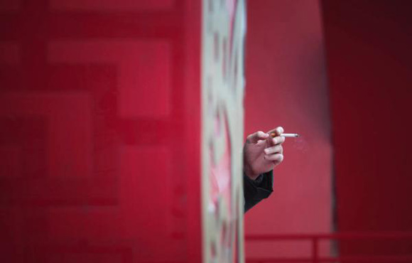 不要以为只有信用卡欠费才会影响你的信用记录。5月起将实施的《上海市老年人权益保障条例》规定,子女除了要“常回家看看”,对入住养老机构的老年人,还要“常去院看看”。“拒不尽孝”将会被计入个人征信平台。