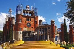 他用半个世纪徒手建造一座教堂