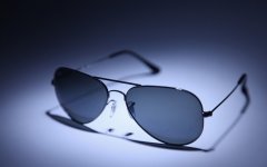 持续暴晒会降低防紫外线功能:墨镜使用期限约为两年