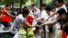 老城厢居民身边的马路菜场被取缔后,“买汏烧”咋办