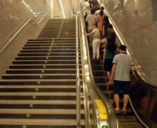 地铁扶梯“左行右立”该不该继续提倡