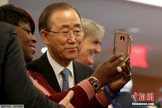 资料图潘基文与同事合影留念。