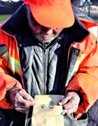 滨州环卫工丢了工资,网友凑钱假装捡到归还