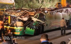 台湾游览车翻车事故已致34死 车上无大陆游客