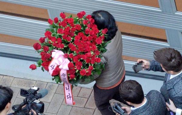 当地时间2017年3月13日,韩国首尔,在位于首尔三成洞的私邸,朴槿惠支持者送来大捧玫瑰花。 当地时间2017年3月13日,韩国首尔,在位于首尔三成洞的私邸,朴槿惠支持者送来大捧玫瑰花。