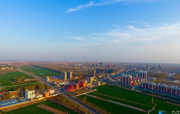 据新华网报道,日前,中共中央、国务院印发通知,决定设立河北雄安新区。这是以习近平同志为核心的党中央作出的一项重大的历史性战略选择,是继深圳经济特区和上海浦东新区之后又一具有全国意义的新区,是千年大计、国家大事。 据新华网报道,日前,中共中央、国务院印发通知,决定设立河北雄安新区。这是以习近平同志为核心的党中央作出的一项重大的历史性战略选择,是继深圳经济特区和上海浦东新区之后又一具有全国意义的新区,是千年大计、国家大事。