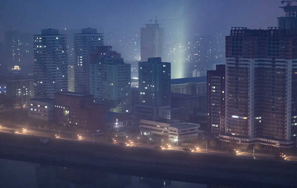 4月15日凌晨,军用卡车运送朝鲜士兵进平壤,为阅兵工作做准备。 4月15日凌晨,军用卡车运送朝鲜士兵进平壤,为阅兵工作做准备。