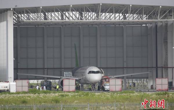 5月4日,一架国产大飞机C919在机库内做首飞前最后的准备。根据计划C919将于5日下午在上海浦东机场四号跑道起飞,首飞时间预计在90分钟左右。试飞员将首次评述飞机的操稳特性、起飞着陆性能、动力装置和驾驶设备等工作情况。 中新社记者 张亨伟 摄 5月4日,一架国产大飞机C919在机库内做首飞前最后的准备。根据计划C919将于5日下午在上海浦东机场四号跑道起飞,首飞时间预计在90分钟左右。试飞员将首次评述飞机的操稳特性、起飞着陆性能、动力装置和驾驶设备等工作情况。 中新社记者 张亨伟 摄