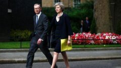 让我们走近这位高调“铁娘子”背后的低调“第一先生”