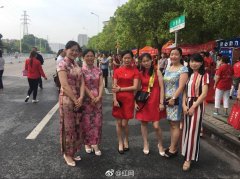 除了中国的旗袍妈妈团 世界各地的高考趣事也很多