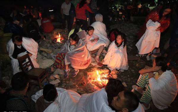 据中国地震台网自动测定:2017年8月8日21时19分,在四川阿坝州九寨沟县附近(北纬33.2度,东经103.88度)发生7.0级左右地震,震源深度20千米。经初步核查,九寨沟县漳扎镇M7.0级地震已造成9人死亡(其中6名游客、2名本地人、1人身份不明),164人受伤,共疏散游客31500人到安全地带。图为游客在酒店外裹着被子过夜。图文:中国地震台网 央视新闻 四川在线 视觉中国 据中国地震台网自动测定:2017年8月8日21时19分,在四川阿坝州九寨沟县附近(北纬33.2度,东经103.88度)发生7.0级左右地震,震源深度20千米。经初步核查,九寨沟县漳扎镇M7.0级地震已造成9人死亡(其中6名游客、2名本地人、1人身份不明),164人受伤,共疏散游客31500人到安全地带。图为游客在酒店外裹着被子过夜。图文:中国地震台网 央视新闻 四川在线 视觉中国