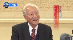 今天,习近平握住老模范的手,请他们坐到自己身旁