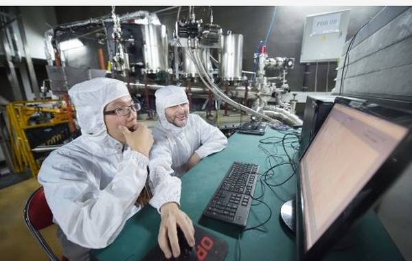 在地处四川南部地底2400米的中国锦屏地下实验室,PandaX实验组的研究人员对设备进行维护(2016年6月28日摄)。该实验组利用在空气中提纯的惰性元素氙作为探测媒介来寻找暗物质。 在地处四川南部地底2400米的中国锦屏地下实验室,PandaX实验组的研究人员对设备进行维护(2016年6月28日摄)。该实验组利用在空气中提纯的惰性元素氙作为探测媒介来寻找暗物质。