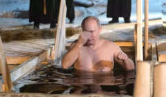 普京零下6度赤膊浸入冰窟 被问冷不冷时这样回答