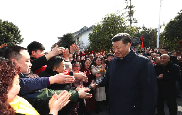 2月12日,习近平乘车来到成都市郫都区唐昌街道战旗村。在“精彩战旗”特色产业在线服务大厅,习近平观看了“互联网+共享农业”互动种养平台,鼓励村民用好互联网、打开产销路子。在“唐昌布鞋”展示台前,村民热情地拿起一双布鞋想送给习近平,习近平笑着说:“我花钱买一双!”来源:新华视点 2月12日,习近平乘车来到成都市郫都区唐昌街道战旗村。在“精彩战旗”特色产业在线服务大厅,习近平观看了“互联网+共享农业”互动种养平台,鼓励村民用好互联网、打开产销路子。在“唐昌布鞋”展示台前,村民热情地拿起一双布鞋想送给习近平,习近平笑着说:“我花钱买一双!”来源:新华视点