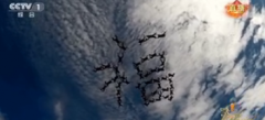 神操作!48名极限跳伞运动员空中拼“福”字