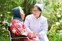 在上海,一群“90后”照顾另一群“90后”