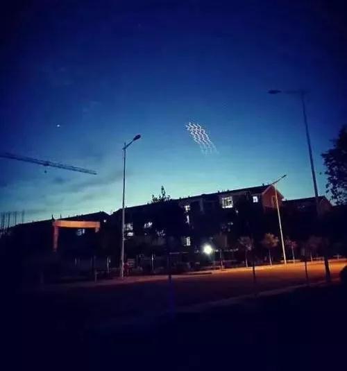 △5月22日20:50到21:00左右,网友拍摄的异常天象。有分析认为,红烟的高度已经超过万米高空。