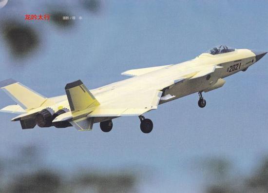 资料图片:网络上流传的歼-20搭载低可观测性能国产发动机试飞照片。(图片来源于网络)