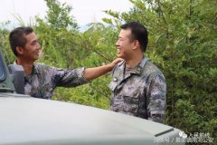 惊喜!两兄弟当兵多年未见,竟然在驻训场偶遇
