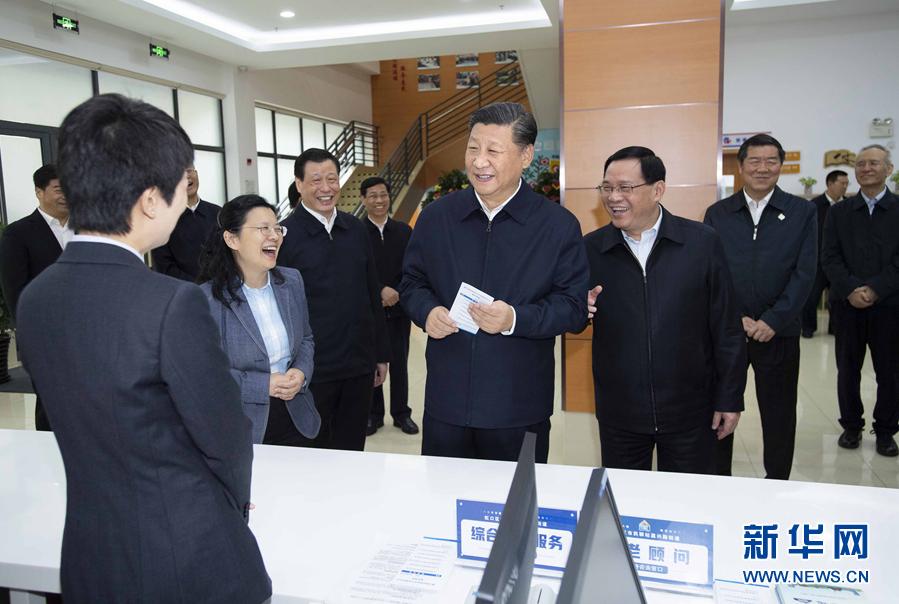 这是习近平在虹口区市民驿站嘉兴路街道第一分站同工作人员亲切交谈。 新华社记者李涛摄