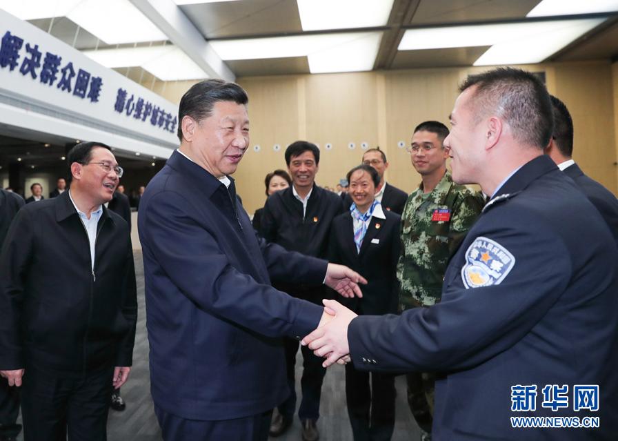 这是习近平在浦东新区城市运行综合管理中心同工作人员亲切握手。 新华社记者谢环驰摄