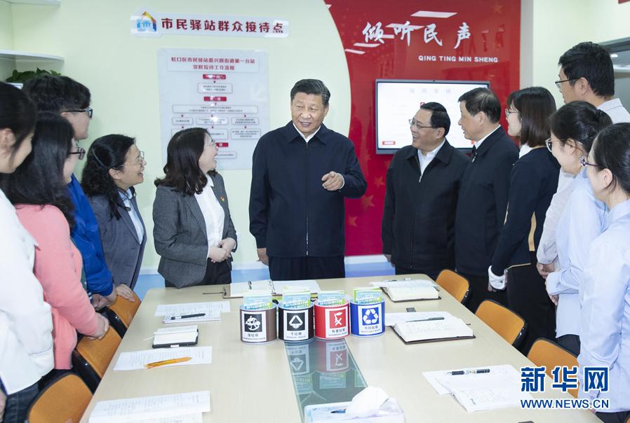 这是习近平在虹口区市民驿站嘉兴路街道第一分站,同正在交流社区垃圾分类推广做法的年轻党员亲切交谈。新华社记者李涛摄