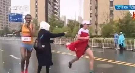 共青团中央:给选手强行递国旗是对爱国的误解