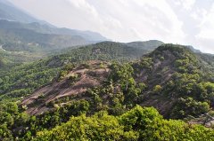 高云凌作品选辑--彩云飘过的山峰