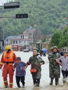 赞歌献给平凡英雄