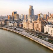 高傲的城市已在卑微中坚挺着……