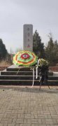 向包兰线上碱柜知青烈士纪念碑敬献花圈