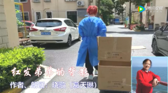 红发弟弟的背影