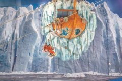 8月,在上海体验冰雪世界风光