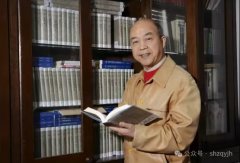 望着父亲母亲的合影