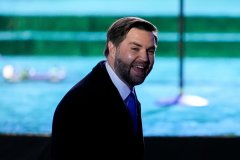 万斯:照顾美国老年人比援助乌克兰重要